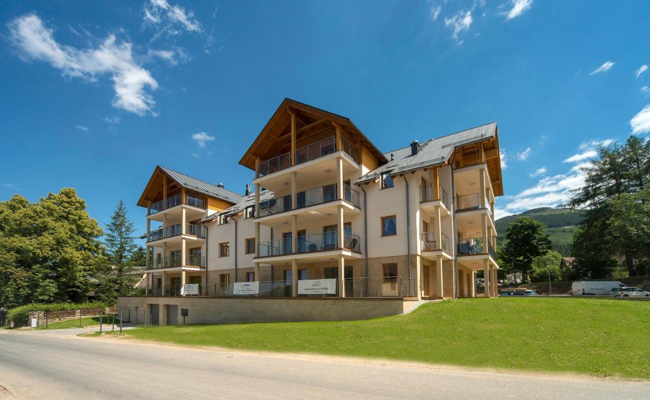 Sun Seasons 24 - Sarnia Apartment *